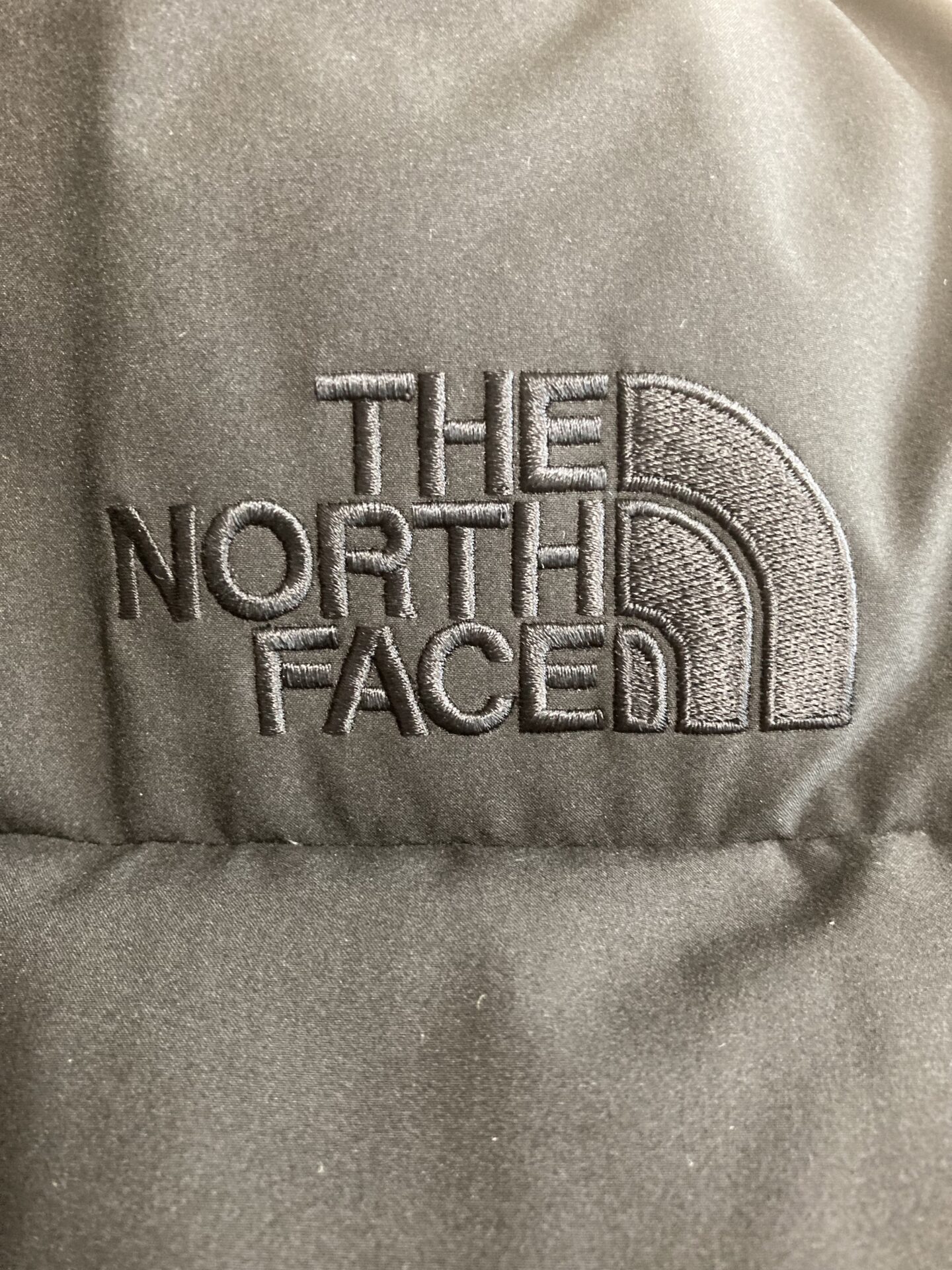 ノースフェイスのロゴ刺繍｜偽物の見分け方