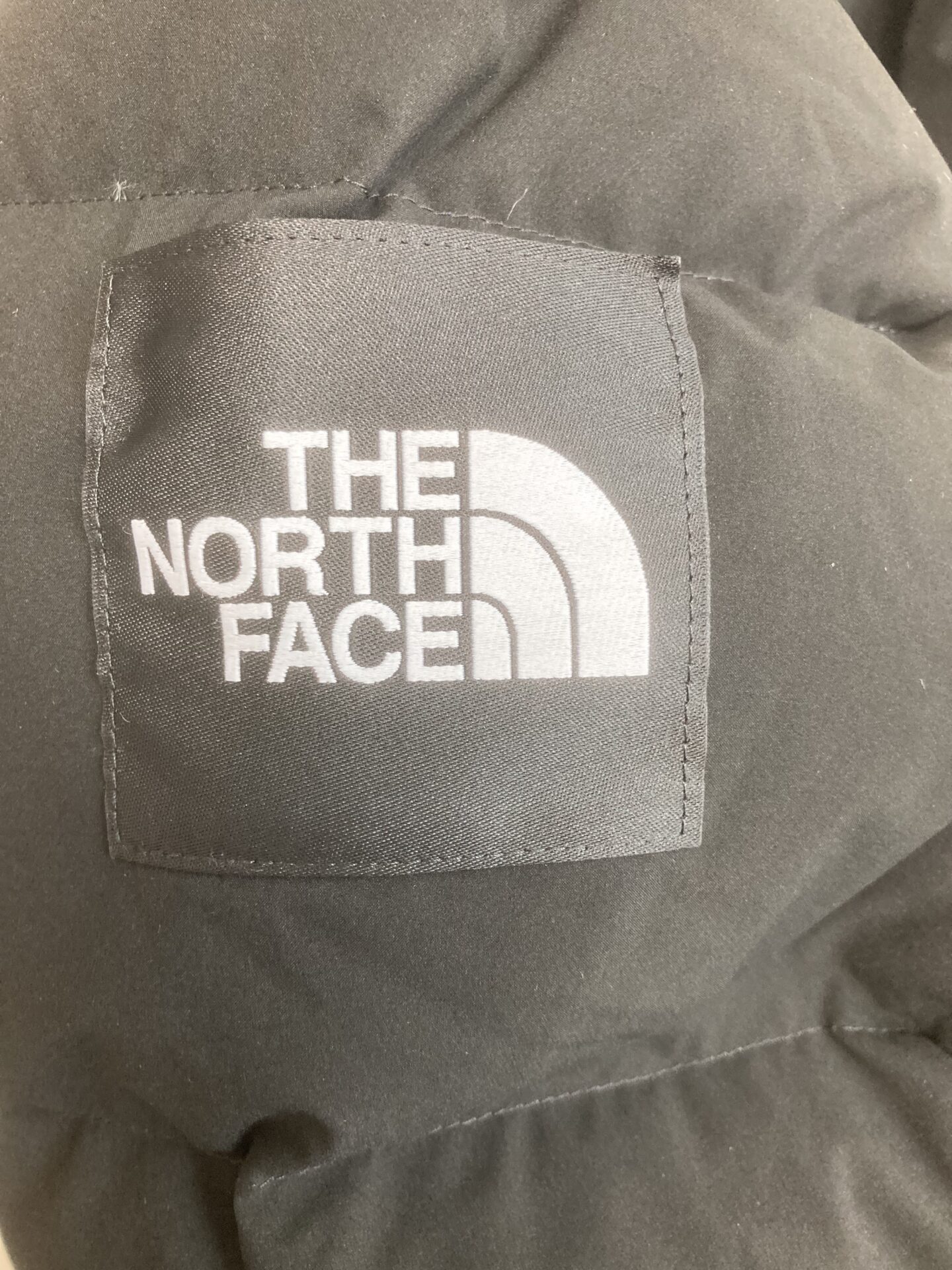 ノースフェイスのロゴ刺繍｜偽物の見分け方