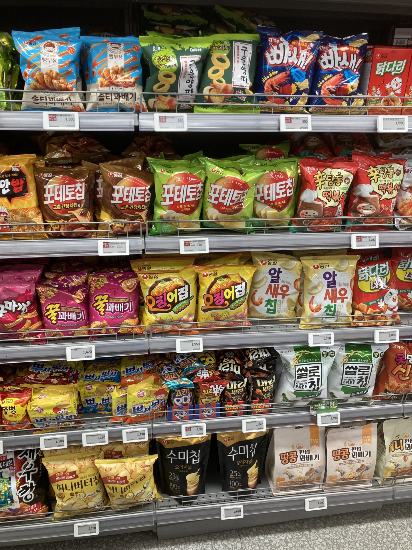 韓国スーパーのお菓子コーナー